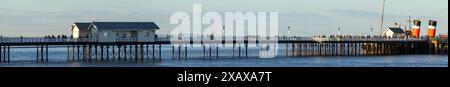 Penarth, Galles, 8 giugno 2024: Una foto panoramica di PS Waverley al Penarth Pier, l'ultimo piroscafo a pale in navigazione al mondo Foto Stock
