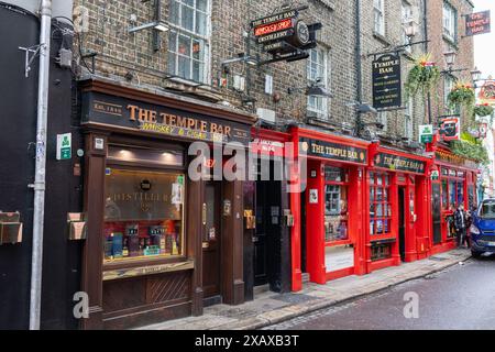 DUBLINO, IRLANDA - 26 MARZO 2023: Il famoso Temple bar, situato nel quartiere Temple bar di Dublino Irlanda. Foto Stock