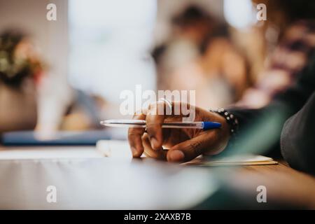 Professionista afroamericano specializzato in sessioni di brainstorming attive per scrivere appunti. Foto ravvicinata. Foto Stock