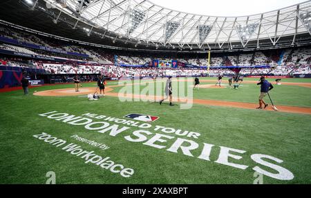 Il personale di terra prepara il campo prima della partita due della MLB London Series al London Stadium di Londra. Data foto: Domenica 9 giugno 2024. Foto Stock