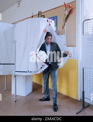 Il primo ministro francese Gabriel Attal pronuncia il suo voto per votare per le elezioni del Parlamento europeo in un seggio elettorale a Vanves, sobborgo di Parigi il 9 giugno 2024. Foto di Mathilde Mazars/Pool/ABACAPRESS. COM Foto Stock