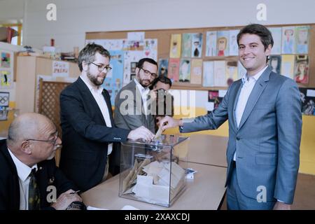 Il primo ministro francese Gabriel Attal pronuncia il suo voto per votare per le elezioni del Parlamento europeo in un seggio elettorale a Vanves, sobborgo di Parigi il 9 giugno 2024. Foto di Mathilde Mazars/Pool/ABACAPRESS. COM Foto Stock