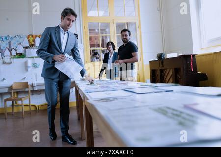 Il primo ministro francese Gabriel Attal pronuncia il suo voto per votare per le elezioni del Parlamento europeo in un seggio elettorale a Vanves, sobborgo di Parigi il 9 giugno 2024. Foto di Mathilde Mazars/Pool/ABACAPRESS. COM Foto Stock