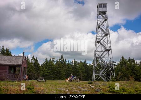 Hunter, NY, USA, 19 maggio 2024: La torre antincendio di Hunter Mountain è una delle cinque montagne Catskill e una delle 23 nello stato di New York e si erge Foto Stock