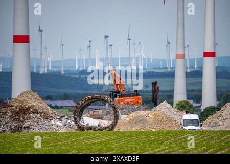 Windpark nördlich von Marsberg, alte Windenergieanlage wird abgerissen, schafft Platz für neue, leistungsstärkere Windräder, repowering, Hochsauerlandkreis, NRW, Deutschland, Windpark repowering *** il parco eolico a nord di Marsberg, la vecchia turbina eolica viene demolita, crea spazio per nuove e più potenti turbine eoliche, repower, Hochsauerlandkreis, NRW, Germania, rialimentazione dei parchi eolici Foto Stock