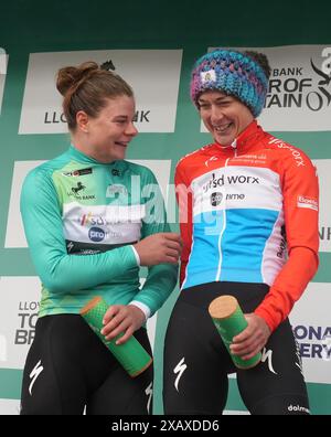 Lotte Kopecky (a sinistra) del vincitore assoluto SD Worx-Protime sul podio con la compagna di squadra Christine Majerus dopo la quarta tappa del Lloyds Bank Tour of Britain Women 2024 tra Manchester e Leigh. Data foto: Domenica 9 giugno 2024. Foto Stock