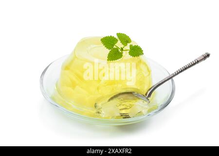 Gelatina di ananas gialla isolata su bianco Foto Stock
