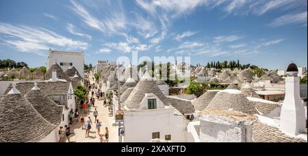 Alberobello, Italia - 2 agosto 2023: Vista presso le tradizionali case Trulli di Alberobello, Italia. I Trulli di Alberobello sono patrimonio dell'umanità dell'UNESCO Foto Stock