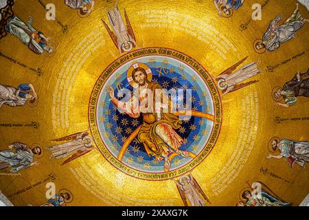 Belgrado, Serbia - 29 aprile 2024: Intricate opere a mosaico di Cristo con angeli adornano il soffitto della Chiesa di Santa Sava, splendente d'oro Foto Stock