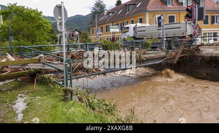 Katastrophale Sturzflut fordert beinahe Menschenleben in Deutschfeistritz am Tag danach gehen die großen Aufräumarbeiten im Katastrophengebiet von Deutschfeistritz voran. Der Übelbach verwandelte sich nach extremen Niederschlägen zu einem Lebensgefährlichen Sturzbach https://www.extremwetter.tv/news/3036 . AM Tag danach beginnt das große Aufräumen. Noch immer führt der Übelbach Hochwasser. In der Ortschaft hängt an Brücken Treibgut, Geländer wurden mitgerissen. Die Feuerwehr ist mit überörtlichen Kräften im Einsatz. AM Montag soll das Bundesheer unterstützen. Die Feuerwehr ist am Sonntag mit Foto Stock