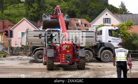 Katastrophale Sturzflut fordert beinahe Menschenleben in Deutschfeistritz am Tag danach gehen die großen Aufräumarbeiten im Katastrophengebiet von Deutschfeistritz voran. Der Übelbach verwandelte sich nach extremen Niederschlägen zu einem Lebensgefährlichen Sturzbach https://www.extremwetter.tv/news/3036 . AM Tag danach beginnt das große Aufräumen. Noch immer führt der Übelbach Hochwasser. In der Ortschaft hängt an Brücken Treibgut, Geländer wurden mitgerissen. Die Feuerwehr ist mit überörtlichen Kräften im Einsatz. AM Montag soll das Bundesheer unterstützen. Die Feuerwehr ist am Sonntag mit Foto Stock