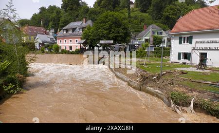 Katastrophale Sturzflut fordert beinahe Menschenleben in Deutschfeistritz am Tag danach gehen die großen Aufräumarbeiten im Katastrophengebiet von Deutschfeistritz voran. Der Übelbach verwandelte sich nach extremen Niederschlägen zu einem Lebensgefährlichen Sturzbach https://www.extremwetter.tv/news/3036 . AM Tag danach beginnt das große Aufräumen. Noch immer führt der Übelbach Hochwasser. In der Ortschaft hängt an Brücken Treibgut, Geländer wurden mitgerissen. Die Feuerwehr ist mit überörtlichen Kräften im Einsatz. AM Montag soll das Bundesheer unterstützen. Die Feuerwehr ist am Sonntag mit Foto Stock