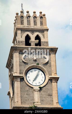 ACRO, ISRAELE - 12 MAGGIO 2011: Questa è la cima della torre dell'orologio Khan al-Umdan con l'orologio. Foto Stock