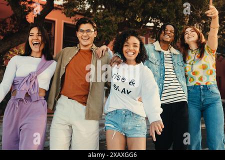 Un gruppo di amici felici che trascorrono del tempo di qualità all'estero, sorridendo e festeggiando la loro amicizia. Foto Stock
