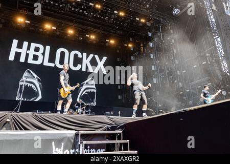 H-BLOCKX - ROCK AM RING 2024 AM Nürburgring / 3. Tag, Sonntag - 09.06.2024 Sänger Henning WEHLAND von der deutschen Rockband H-BLOCKX beim Live Auftritt auf der Utopia Stage - Das 3 Tage Festival ROCK AM RING vom 07. Bis 09. Giu 2024 am Nürburgring in der Eifel ist das traditionsreichste Rockfestival Deutschlands. Nürburg Nürburgring Rheinland-Pfalz Deutschland *** H BLOCKX ROCK AM RING 2024 al Nürburgring 3 giorni, domenica 09 06 2024 il cantante Henning WEHLAND della rock band tedesca H BLOCKX si esibisce dal vivo sull'Utopia Stage il festival di 3 giorni ROCK AM RING dal 07 al 9 giugno 2024 al Nür Foto Stock