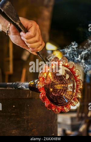 Produzione di vetro artigianale presso la fabbrica Guardiola (Gordiola). Algaida. Maiorca. Isole Baleari. Spagna. Foto Stock