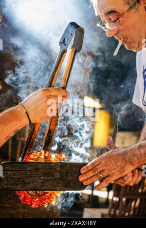 Produzione di vetro artigianale presso la fabbrica Guardiola (Gordiola). Algaida. Maiorca. Isole Baleari. Spagna. Foto Stock