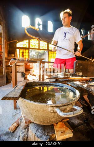 Produzione di vetro artigianale presso la fabbrica Guardiola (Gordiola). Algaida. Maiorca. Isole Baleari. Spagna. Foto Stock