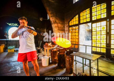 Produzione di vetro artigianale presso la fabbrica Guardiola (Gordiola). Algaida. Maiorca. Isole Baleari. Spagna. Foto Stock