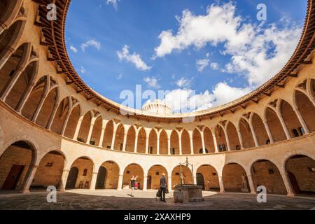 Cortile circolare, Castello Bellver, XIV secolo, Palma di Maiorca, Maiorca, Spagna Foto Stock