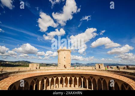 Cortile circolare, Castello Bellver, XIV secolo, Palma di Maiorca, Maiorca, Spagna Foto Stock