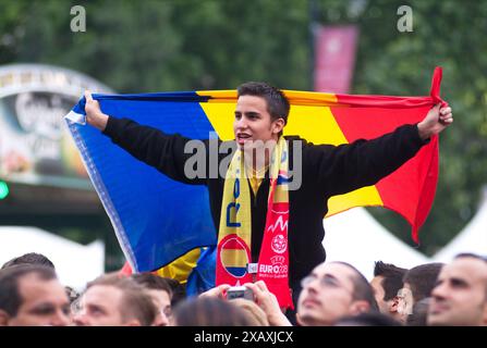 Vienna, Austria. 14 giugno 2008. Il 13° Campionato europeo di calcio (ufficialmente UEFA EURO 2008) si è svolto dal 7 al 29 giugno 2008 in Austria e Svizzera. Visione pubblica a Vienna al Rathausplatz con i sostenitori della nazionale rumena Foto Stock