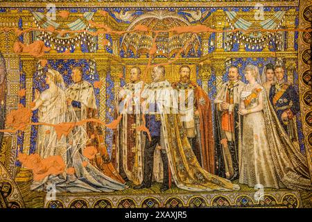 Mosaici raffiguranti la famiglia Hohenzollern, chiesa evangelica luterana Kaiser-Wilhelm-Gedächtniskirche, Kurfürstendamm, Charlottenburg, Berlino, Ger Foto Stock