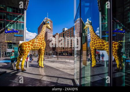 Giraffa gigante costruita con pezzi Lego, edifici Potsdamer Platz, Berlino, germania, europa Foto Stock