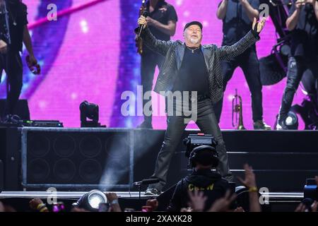 Vasco Rossi si esibisce dal vivo sul palco durante il Vasco Live 2024 allo Stadio San Siro l'8 giugno 2024 a Milano, Italia - foto FCI / Fabrizio Carabelli Foto Stock