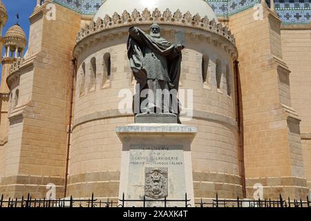Statua del Cardinale Lavigerie all'esterno della basilica cattolica di Algeri Foto Stock