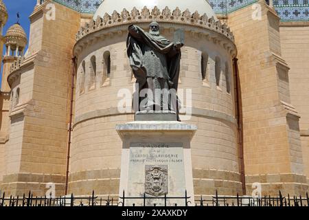 Statua del Cardinale Lavigerie all'esterno della basilica cattolica di Algeri Foto Stock