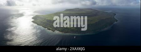 Le acque calme bagnano la costa panoramica di un'isola remota nelle isole dimenticate dell'Indonesia orientale. Questa regione presenta un'elevata biodiversità marina. Foto Stock