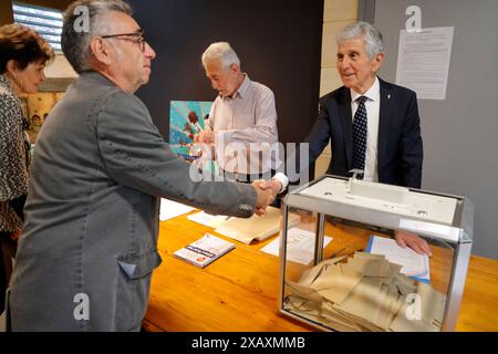 Castels et Bézenac, Francia. 9 giugno 2024. Elezioni europee del 2024 nella Francia rurale. Henri Bouchard sindaco del comune rurale di Castels et Bézenac nel dipartimento della Dordogna nella Francia sud-occidentale vota e supervisiona le elezioni nel suo comune. Henri Bouchard è sindaco e agricoltore in pensione. Sta servendo il suo quinto mandato come sindaco e il suo ottavo mandato come funzionario eletto municipale. Unione europea, ruralità, elezioni, politica, Parlamento europeo, eurodeputati, rappresentanza dei cittadini nell'Unione europea. Castels et Bézenac, Dordogne, Périgord, Nouvelle Aquitaine, Francia, Europa. Credito: Foto di Hug Foto Stock