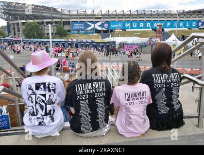 Edimburgo, Regno Unito, 9 giugno 2024: I fan di Taylor Swift si riuniscono al Murrayfield Stadium per l'ultimo dei suoi tre concerti in Scozia. Fig.: DB Media Services / Alamy Live Foto Stock