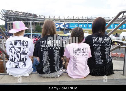 Edimburgo, Regno Unito, 9 giugno 2024: I fan di Taylor Swift si riuniscono al Murrayfield Stadium per l'ultimo dei suoi tre concerti in Scozia. Fig.: DB Media Services / Alamy Live Foto Stock