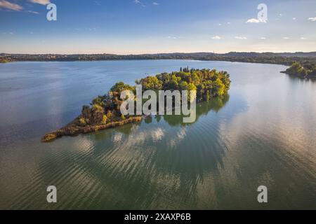 Veduta aerea del Lago di Pusiano e dell'Isola dei Cipressi, a Como, Lombardia, Italia Foto Stock