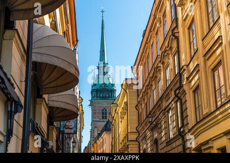 Gamla Stan, Stoccolma, vicolo della città vecchia con vista sul Tyska kyrkan. La chiesa tedesca è il luogo di culto della più antica congregazione tedesca all'estero . L'architettura nel paesaggio urbano di Stoccolma ha un'influenza italiana. Stoccolma, Svezia Foto Stock