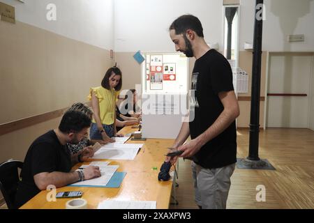 Bologna, Italia. 9 giugno 2024. Bologna, Italia - Cronaca - 9 giugno 2024 - elezioni membri del parlamento europeo cittadini al voto in un seggio del quartiere Bolognina a Bologna - (foto Michele Nucci/LaPresse) News - Bologna, Italia - 09 giugno 2024 - elezioni per i membri del Parlamento europeo, cittadini che votano in una stazione elettorale nel quartiere Bolognina di Bologna - (foto Michele Nucci/LaPresse) credito: LaPresse/Alamy Live News Foto Stock