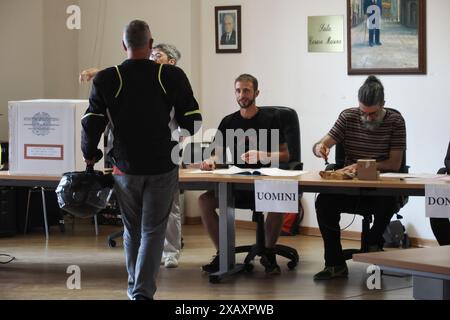 Bologna, Italia. 9 giugno 2024. Bologna, Italia - Cronaca - 9 giugno 2024 - elezioni membri del parlamento europeo cittadini al voto in un seggio del quartiere Bolognina a Bologna - (foto Michele Nucci/LaPresse) News - Bologna, Italia - 09 giugno 2024 - elezioni per i membri del Parlamento europeo, cittadini che votano in una stazione elettorale nel quartiere Bolognina di Bologna - (foto Michele Nucci/LaPresse) credito: LaPresse/Alamy Live News Foto Stock