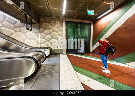 Arte della metropolitana a Stoccolma, stazione della metropolitana Kungsträdgården a Stoccolma. Dagli anni '1950 ai primi anni '2000, circa 90 delle oltre 100 stazioni della metropolitana sono state decorate con opere d'arte. Molte stazioni della metropolitana sono luoghi popolari per selfie. Fermata del tram Kungsträdgården, Stoccolma, Svezia. L'arte della metropolitana di Stoccolma è un buon esempio di come gli spazi pubblici possano essere trasformati in gallerie d'arte Foto Stock