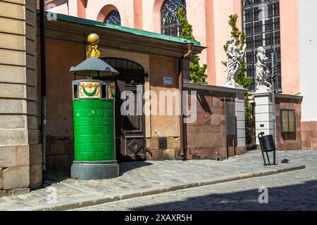 L'urinario storico di Kungliga Slottet, il Palazzo reale di Stoccolma. L'orinatoio può ancora essere utilizzato. Antico urinario tra il Museo del Premio Nobel e la Cattedrale di Storkyrkan. L'architettura nel paesaggio urbano di Stoccolma ha un'influenza italiana. Stoccolma, Svezia Foto Stock