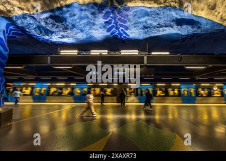 L'arte della metropolitana di Stoccolma, la stazione della metropolitana T-Centralen presso la stazione centrale di Stoccolma e fulcro della rete metropolitana è stata progettata dall'artista per Olof Ultvedt in barbe blu e con motivi semplici come fiori stilizzati e vigne frondose. Le forme e i colori hanno lo scopo di avere un effetto calmante sui passeggeri. Fermata del tram Kungsträdgården, Stoccolma, Svezia. L'arte della metropolitana di Stoccolma è un buon esempio di come gli spazi pubblici possano essere trasformati in gallerie d'arte Foto Stock