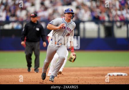 Pete Alonso dei New York Mets corre tra le basi durante la seconda partita delle MLB London Series al London Stadium di Londra. Data foto: Domenica 9 giugno 2024. Foto Stock