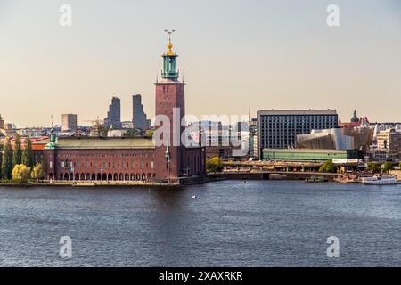 Lo Stadshuset è uno dei punti di riferimento di Stoccolma. Il municipio è un edificio in mattoni rossi del 1923 nel distretto di Kungsholmenr. Vale la pena salire sulla torre per una vista fantastica su Stoccolma. Le visite guidate all'edificio sono ancora più popolari. I gruppi partono ogni minuto. Ma vale la pena unirsi al flusso di turisti, perché passa attraverso la sala blu fino alla sala d'oro, dove i vincitori del premio Nobel celebrano ogni anno. Il paesaggio urbano di Stoccolma. Söder Mälarstrand, Stoccolma, Svezia Foto Stock