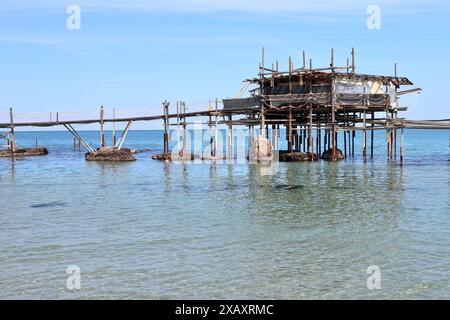 Vasto Marina - Trabocco Cungarelle dalla riva Foto Stock