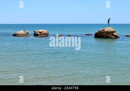 Vasto Marina - Monumento alla bagnante dal lungomare Cordella Foto Stock