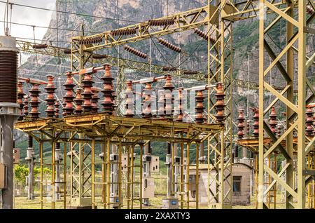 Esterno della centrale idroelettrica di Mezzocorona, provincia di Trento, Trentino alto Adige, Italia settentrionale, Europa Foto Stock