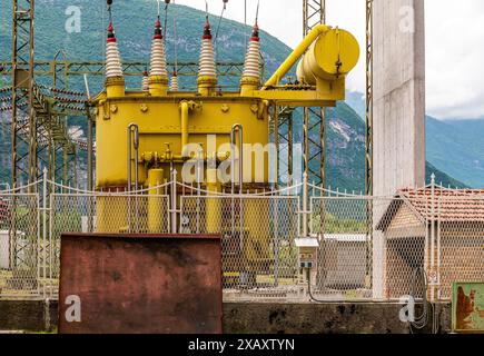 Esterno della centrale idroelettrica di Mezzocorona, provincia di Trento, Trentino alto Adige, Italia settentrionale, Europa Foto Stock