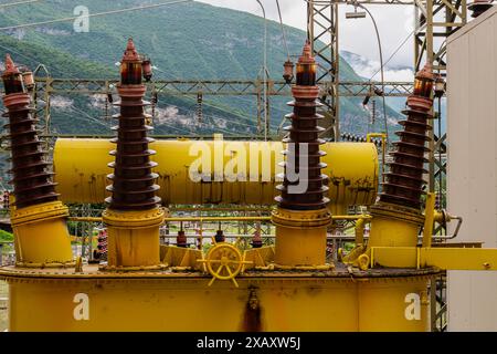 Esterno della centrale idroelettrica di Mezzocorona, provincia di Trento, Trentino alto Adige, Italia settentrionale, Europa Foto Stock