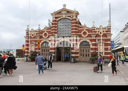 Helsinki, Finlandia - 5 settembre 2023: Il vecchio mercato vicino alla piazza del mercato nel centro di Helsinki. Foto Stock